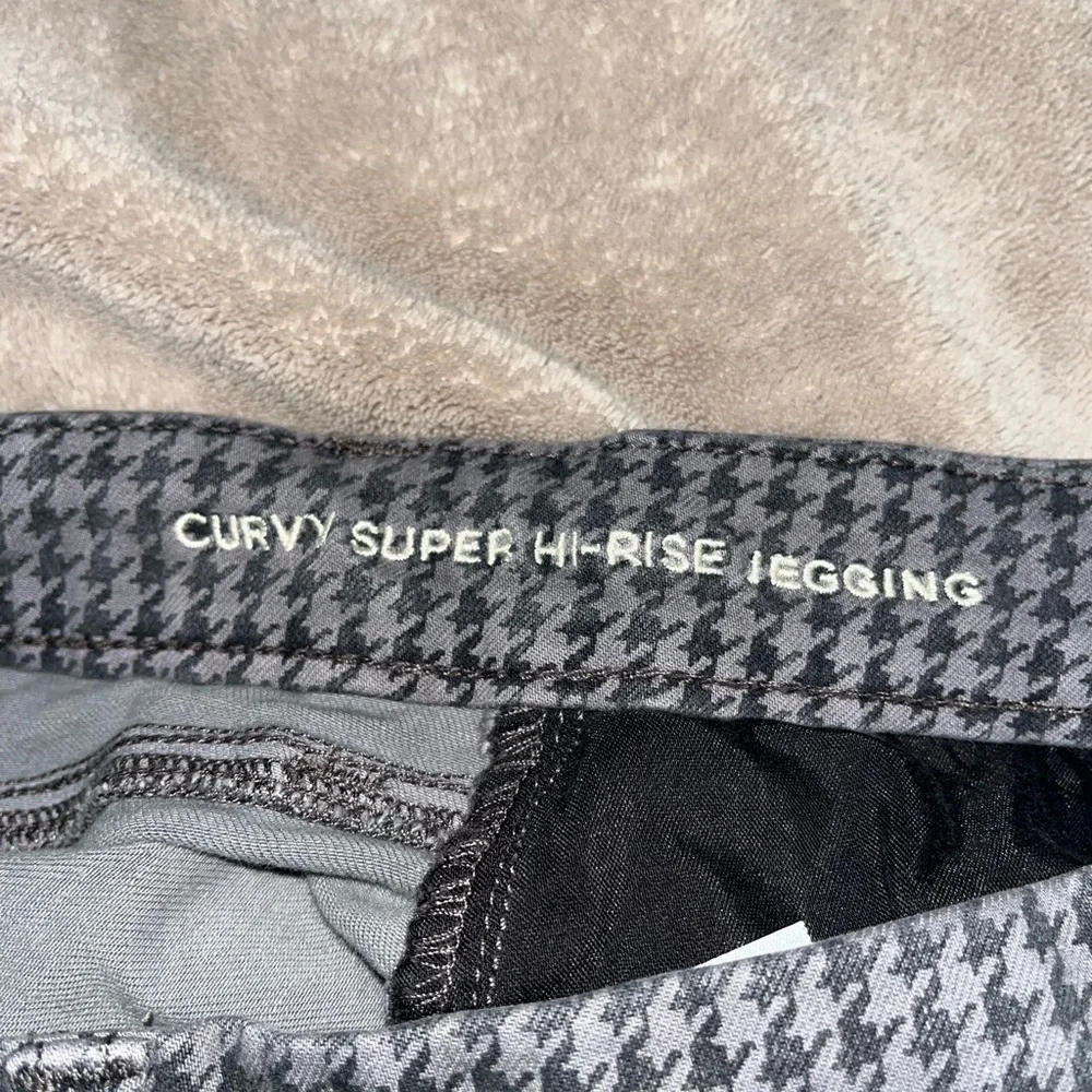 American Eagle Women’s Curvy Super High Rise Legging Size 8 Houndstooth Pattern.